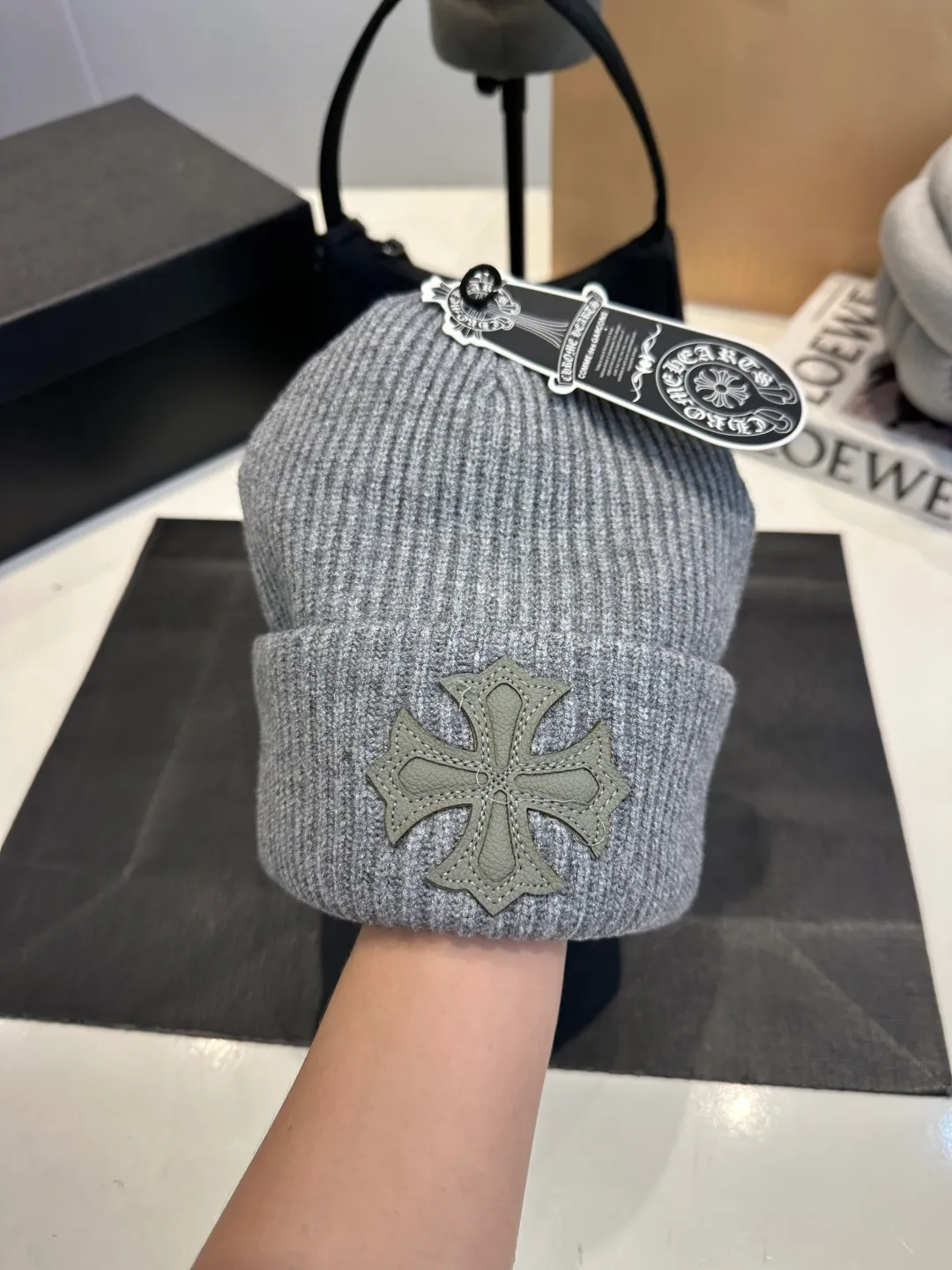 P46 Crow Heart Wool Hat, too flattering for your face. No matter you have a long face, a round face or a square face, you can easily wear it because the hat is very thick, so your face looks small, delicate and cute. Fashionable street style, recommended hat for autumn and winter.